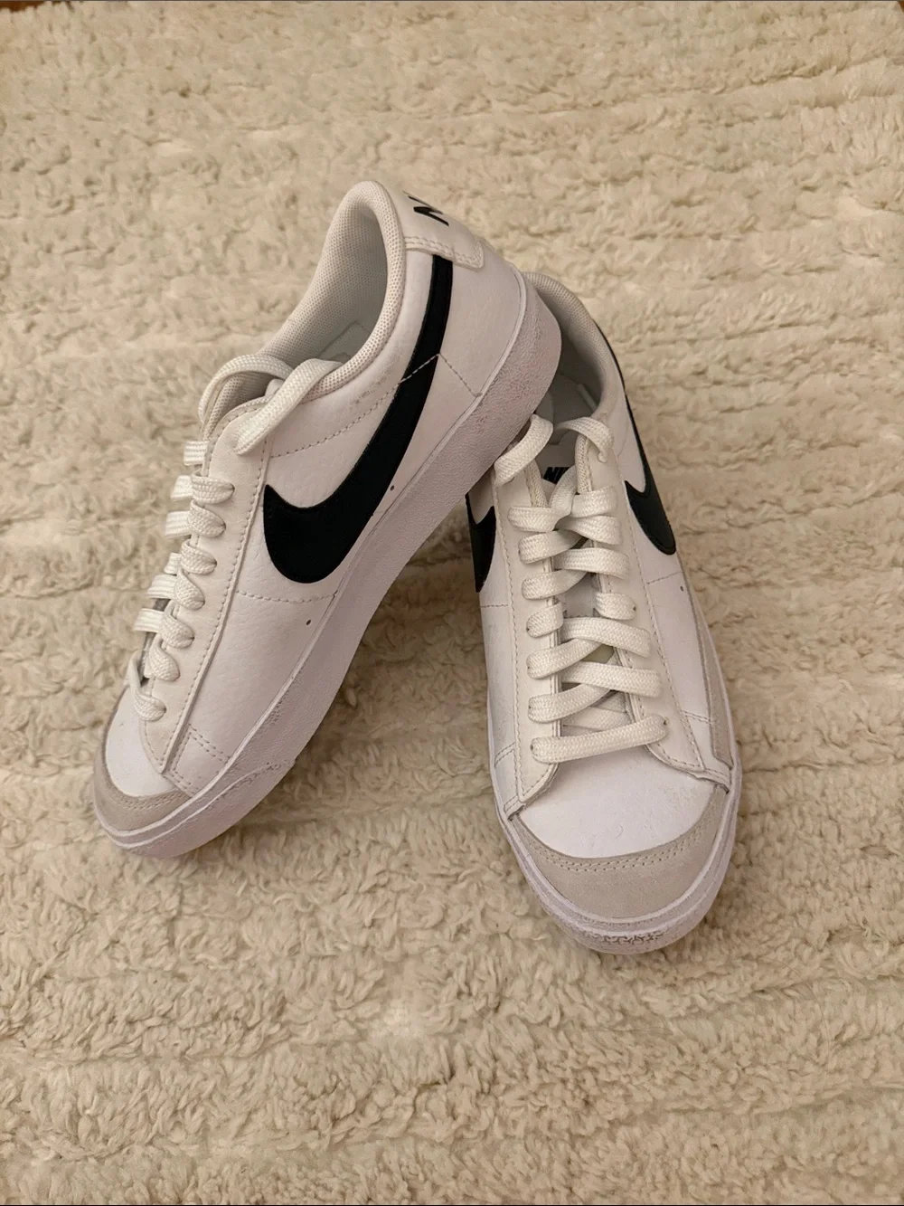 NIKE TENNIS SHOES - OFFERS ACCEPTED